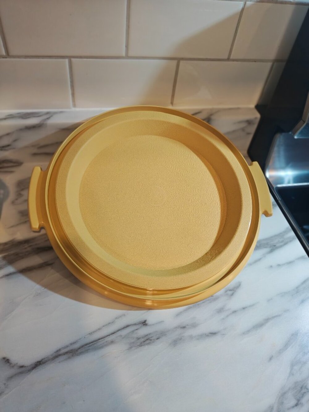 Vintage Tupperware Pie Taker Harvest Gold 719 720 with Lid | 1970s Pie Carrier - Picture 4 of 8